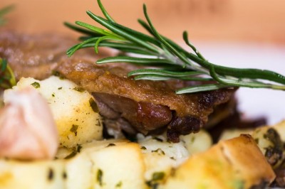 Confit de canard Pommes de terre à la Sarladaise